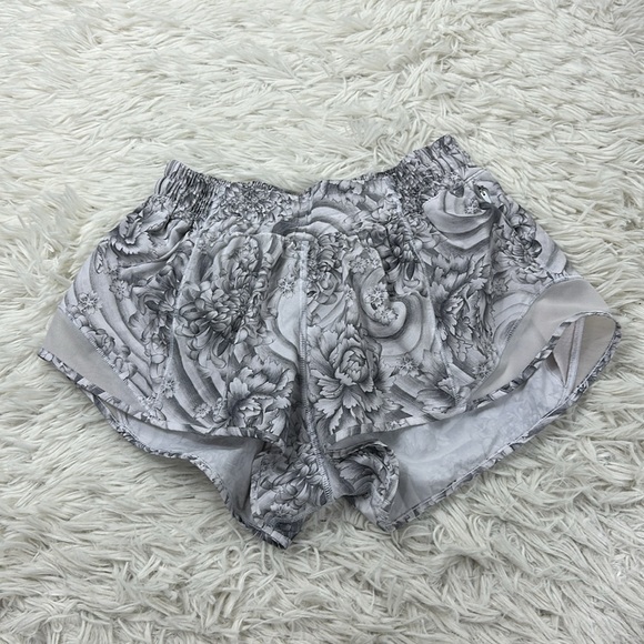 Lululemon Hotty Hot Short II *2.5" Mini Twine White Multi / White - Picture 1 of 5